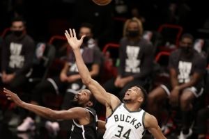 比尔-西蒙斯：若火箭想要字母哥 那得出申京+小贾+所有选秀权