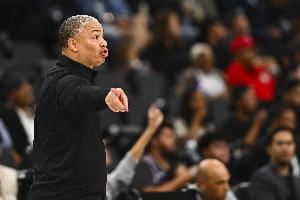 卢:我们第一节的防守效率是155 需要避免开局的松懈和慢热